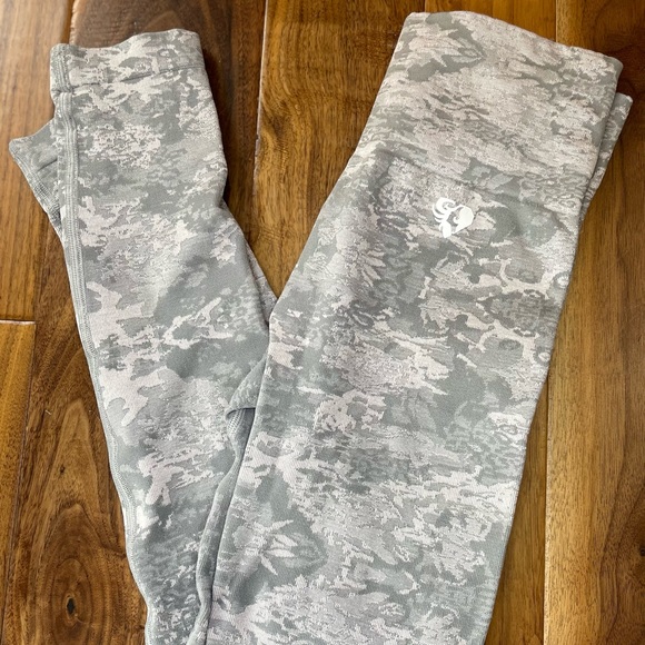 Women’s Best, CAMO SEAMLESS LEGGINGS Gray, Small, new no tag never wore. - Picture 3 of 4